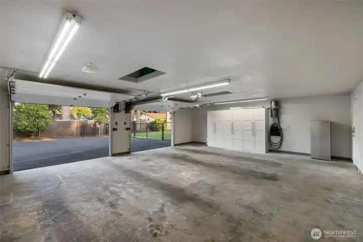 Oversized 2 car garage