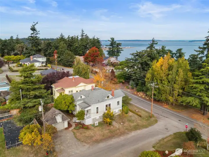 Gracefully set on Morgan Hill, moments from Port Townsend vibrant shops, galleries & dining.