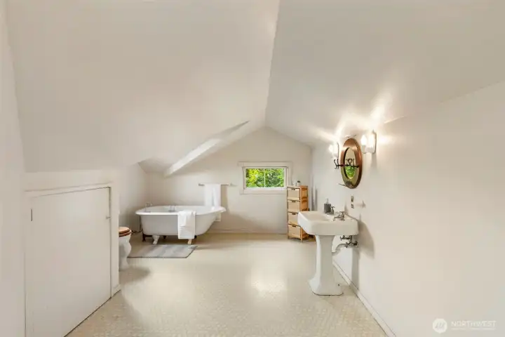 Upstairs En-suite Bath