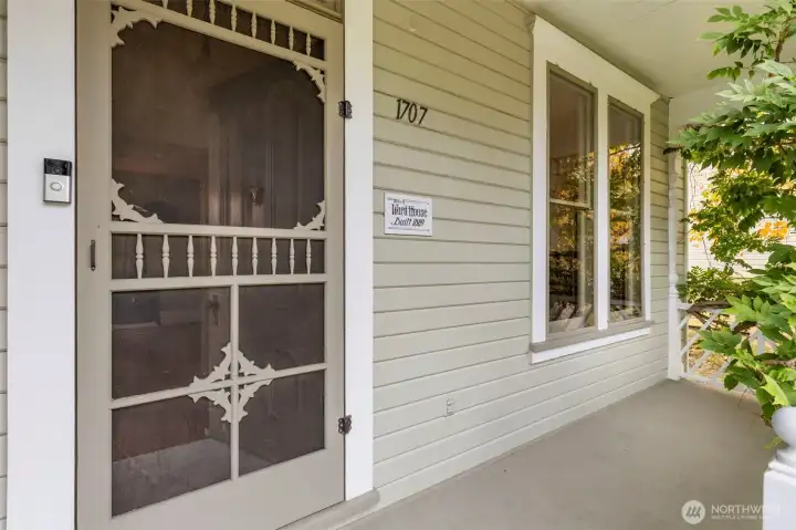 Showcases exquisite original details.