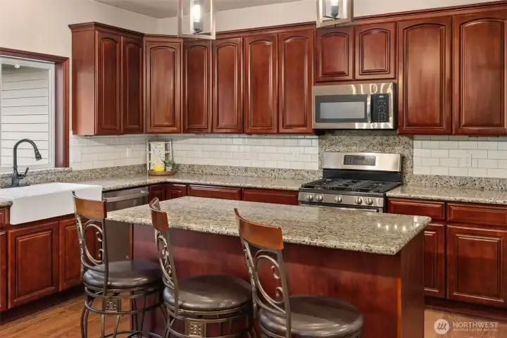 SS appliances, granite countertops.