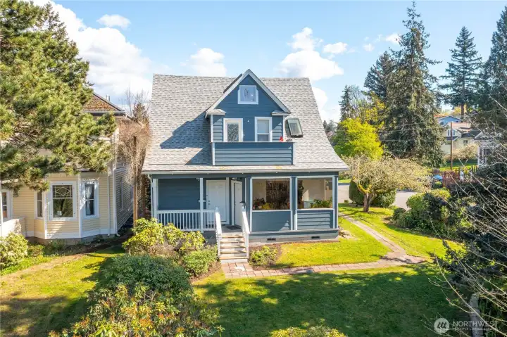 Welcome to 1000 Jersey Street! A 1910 Victorian duplex lovingly restored inside and out.