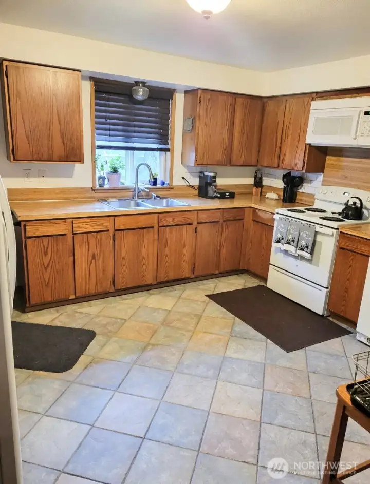 Nice kitchen, appliances are included!