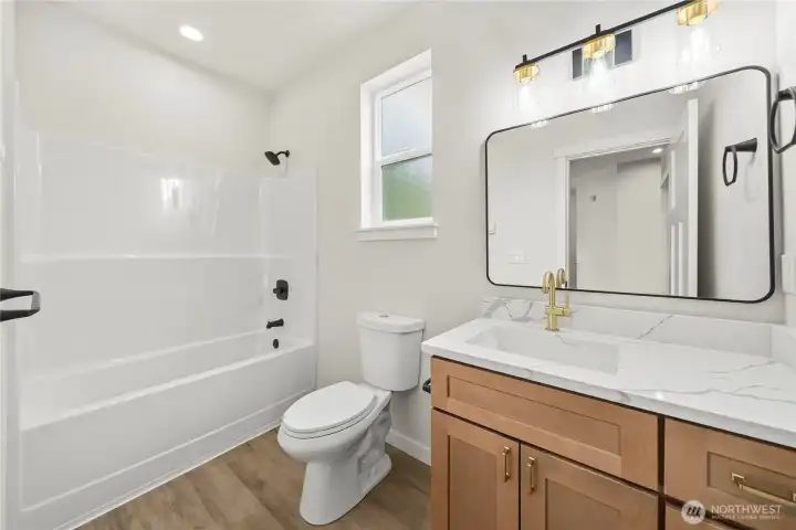 Full bath to service the two bedrooms Full bath to service the two bedrooms