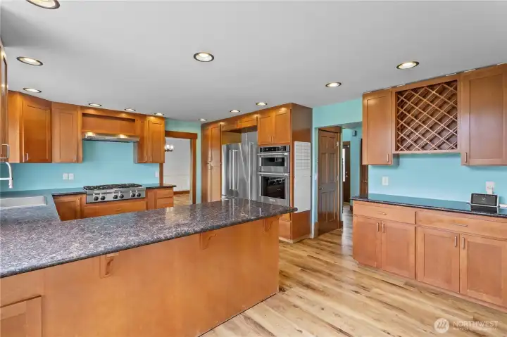Spacious kitchen with Propane cooktop and double oven