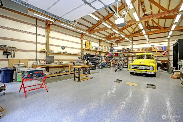 Epoxy floor, excellent lighting, ventilation, and piped for an air compressor.