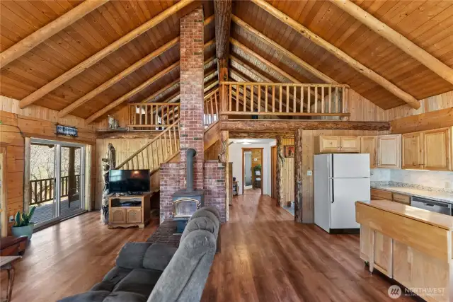 Open-beam ceilings enhance the sense of space and rustic elegance.