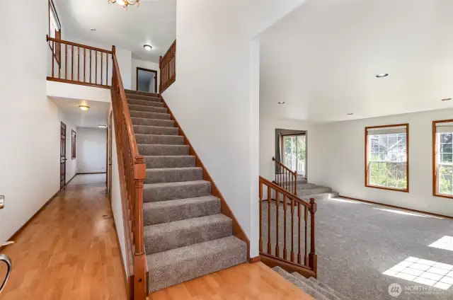 Foyer with vaulted ceilings entry.