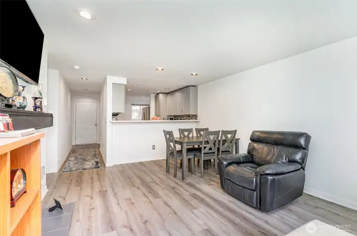 Living room/dining area