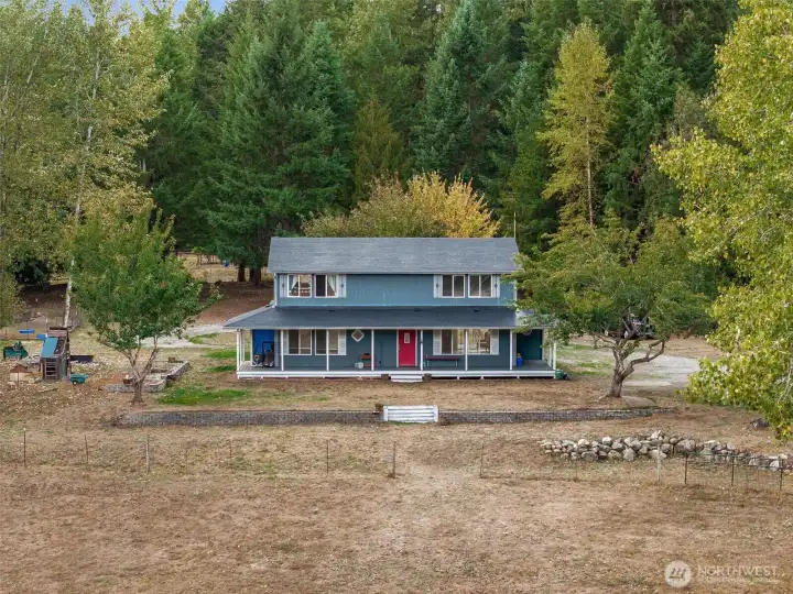 9.5 acre Fully Fenced Mini Farm complete with goats and chickens!