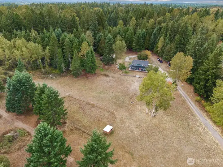 9.5 acre Fully Fenced Mini Farm complete with goats and chickens!