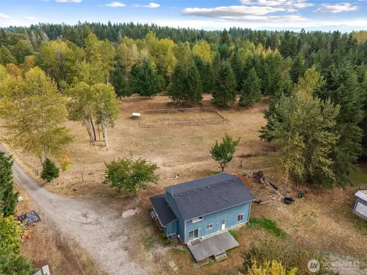 9.5 acre Fully Fenced Mini Farm complete with goats and chickens!