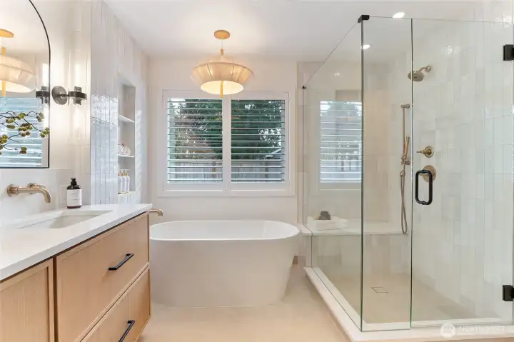 Heated floors, spa showe and tub