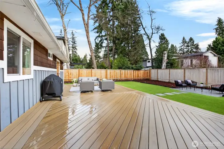 Larg trex entertaining deck (2025)