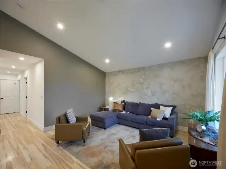 Living Room w/vaulted ceilings