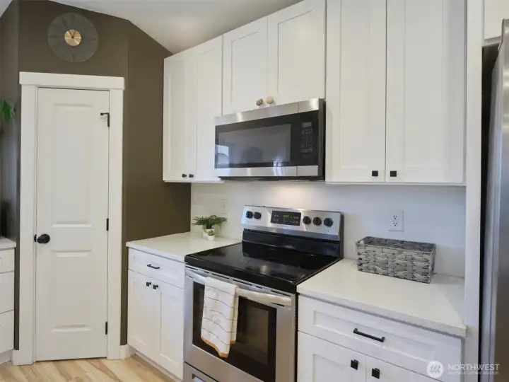 Kitchen w/pantry