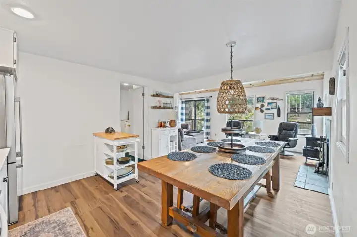 Mallard Duck - Main cabin kitchen & Dining