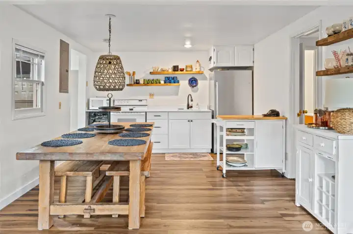 Mallard Duck - Main cabin kitchen & Dining