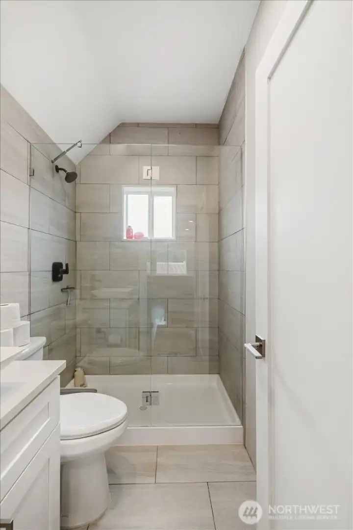 Studio 3/4 bath