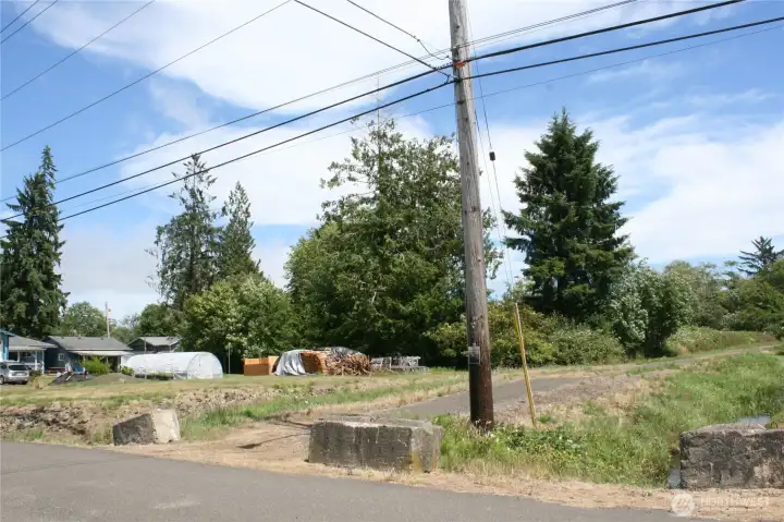 Road to get to the listing. Road to get to the listing.