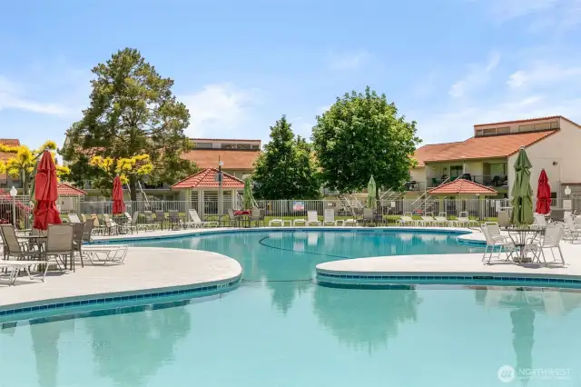Resort-Style Community Pool/Large Jacuzzi Spa