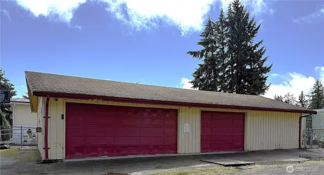 Just imagine what you will be able to do with your 1,152 Square foot 3 car garage with additional rooms on the right side for crafting / hobbies or all those projects you will be able to do year round with the ability to stay warm and comfortable