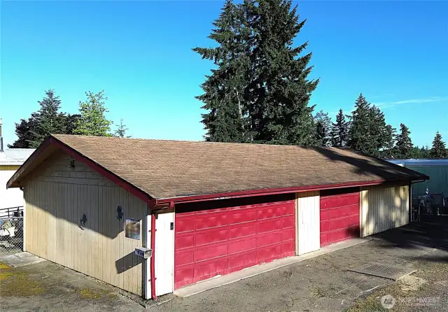 ust another view of your 1,152 square foot 3 car garage with two extra rooms on the other side of the smaller door