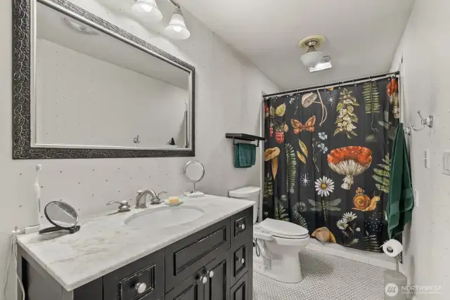 Primary Ensuite, Full Bath.