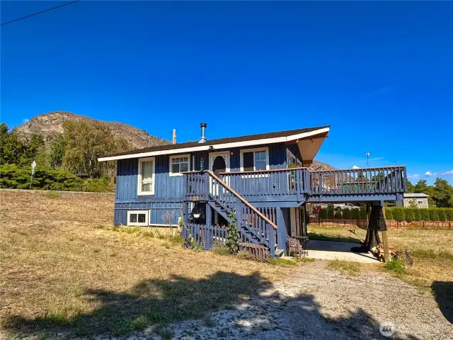 This charming lakeview cottage was built in 2006-1344sf-3 beds/2 baths
