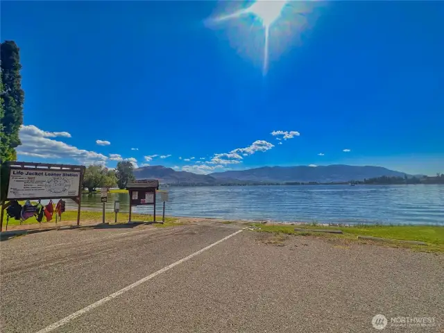 Boat launch to Lake Osoyoos is just 1/2 mile away