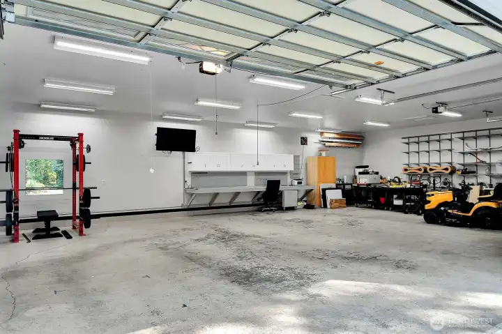 The shop offers tons of storage for your cars, boat, jet skis or maybe you want to set up a home gym? It's BIG!