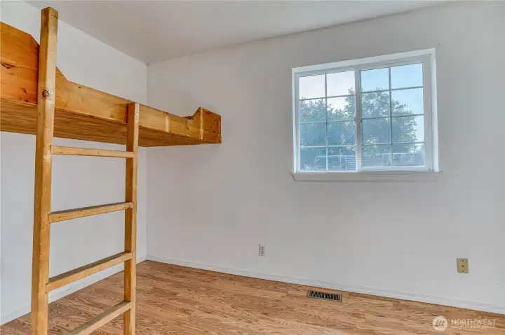 Middle bedroom