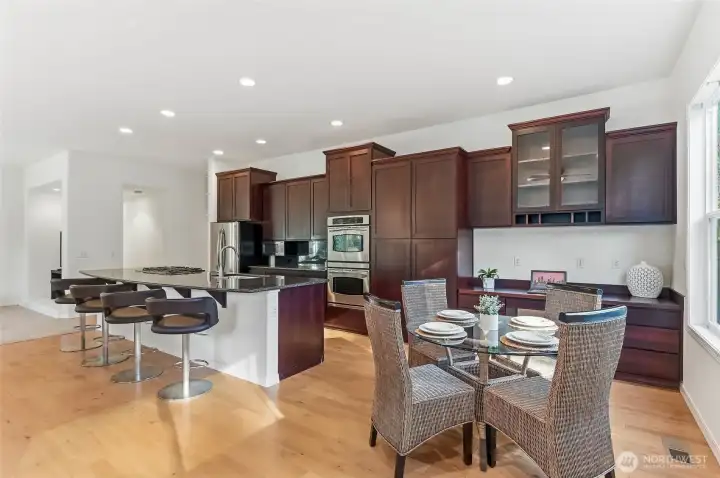 Planning desk and an eating nook.