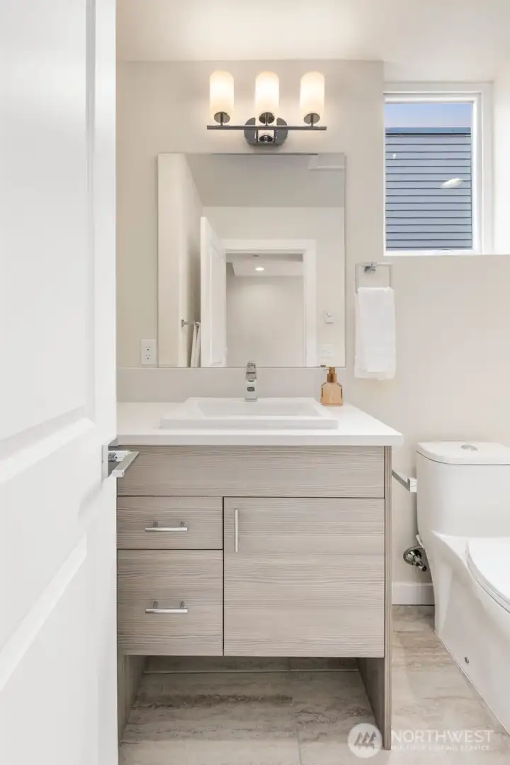 Guest bedroom ensuite bathroom.