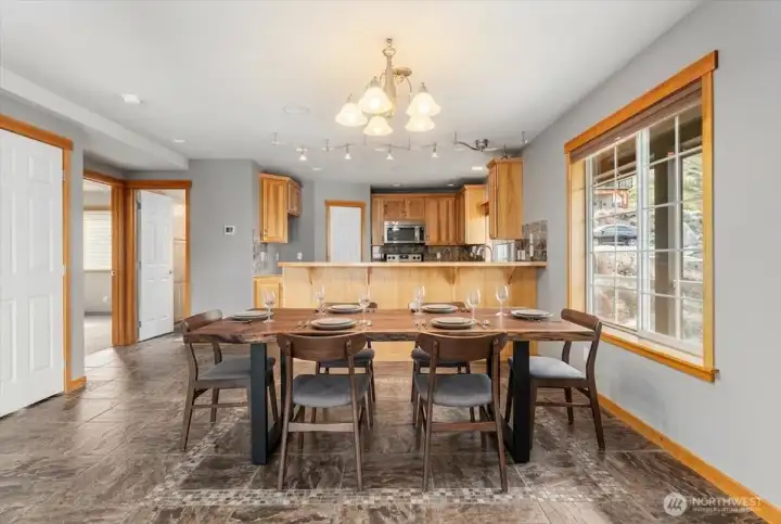 Main floor dining-VIRTUALLY STAGED