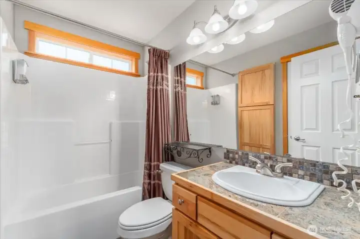 Main floor full bathroom