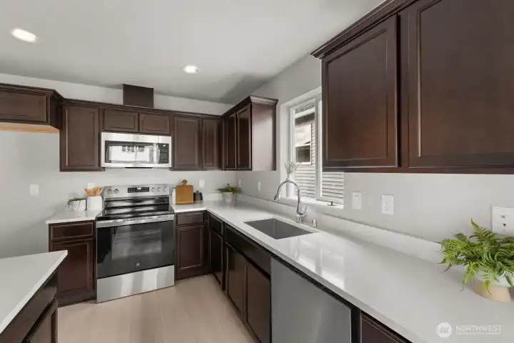 Photographs are for illustrative purposes only. Features, finishes, interior/exterior colors, landscaping and floorplan shown may vary from actual homes built