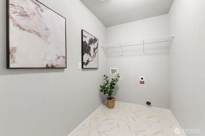 Photographs are for illustrative purposes only. Features, finishes, interior/exterior colors, landscaping and floorplan shown may vary from actual homes built