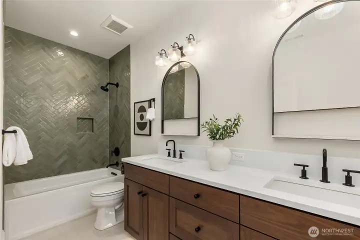 Upstairs Ensuite Bathroom