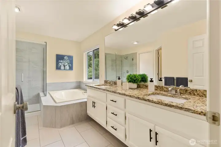 Fully updated 5 pieces primary bathroom
