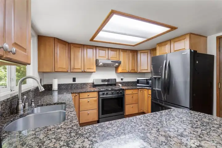 Granite countertops with custom kitchen cabinets. Granite countertops with custom kitchen cabinets.