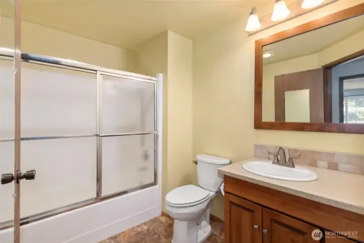 Guest/ 2nd bathroom on the main floor. Guest/ 2nd bathroom on the main floor.