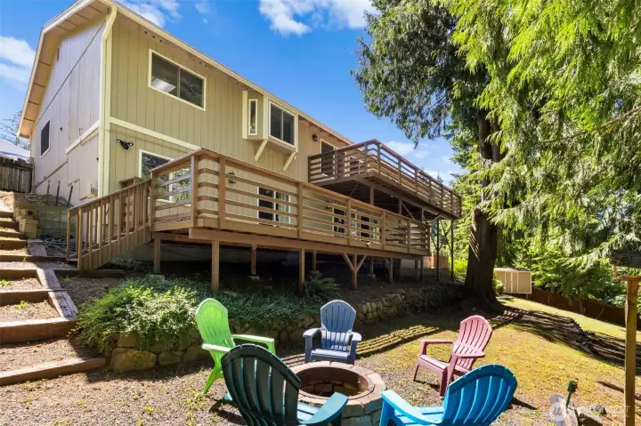 Fully fenced backyard with electronic fencing for pets. Fully fenced backyard with electronic fencing for pets.