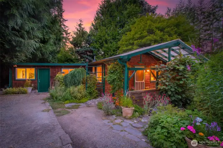 Front of garden cottage on half acre in Snohomish