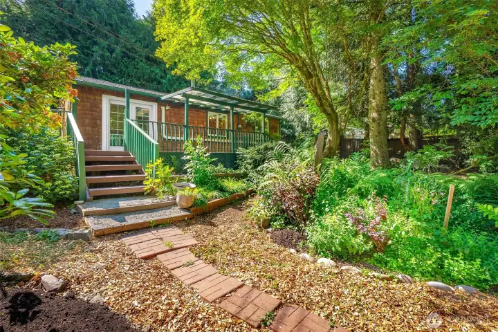 Paths and trails from the home into the garden
