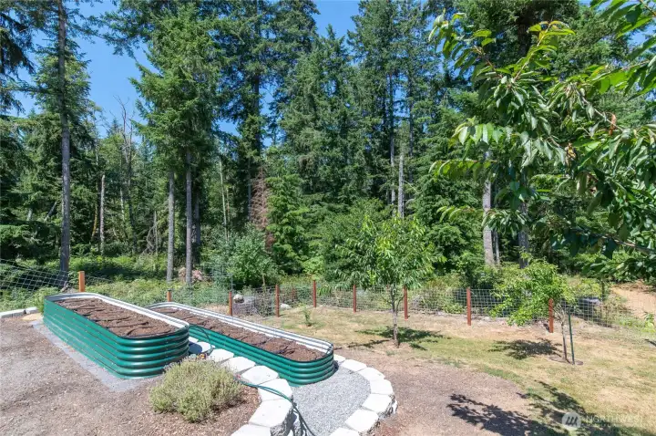 Metal raised garden beds allow your plantings to have deeper soil and better drainage for the best results. A bonus, these beds are already filled with soil! Metal raised garden beds allow your plantings to have deeper soil and better drainage for the best results. A bonus, these beds are already filled with soil!