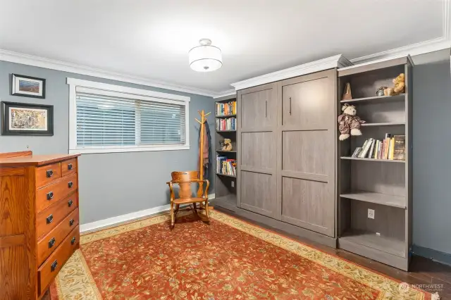 Bedroom w/MurphyBed