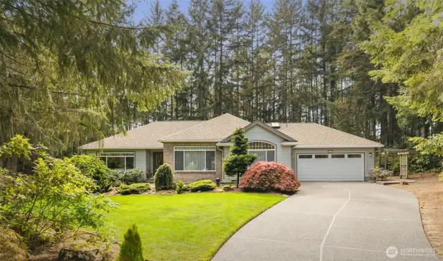 Gorgeous, rare find. A single level, Chaffey home in English Hills. 3 bedrooms, 2 baths, 2 car garage on just under an acre.