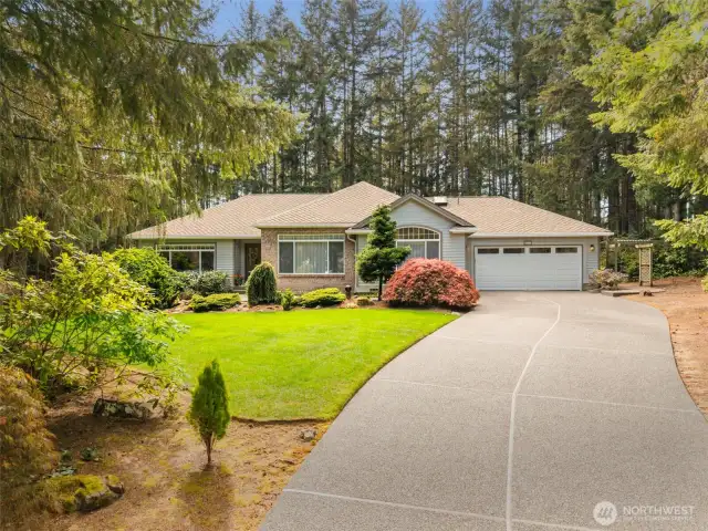 Gorgeous, rare find. A single level, Chaffey home in English Hills. 3 bedrooms, 2 baths, 2 car garage on just under an acre.