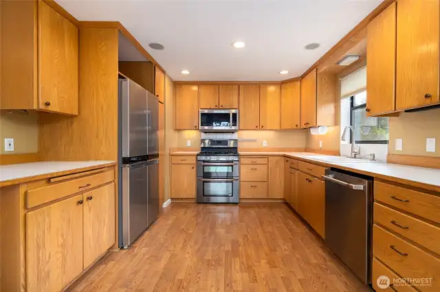 Spacious kitchen with roll outs.